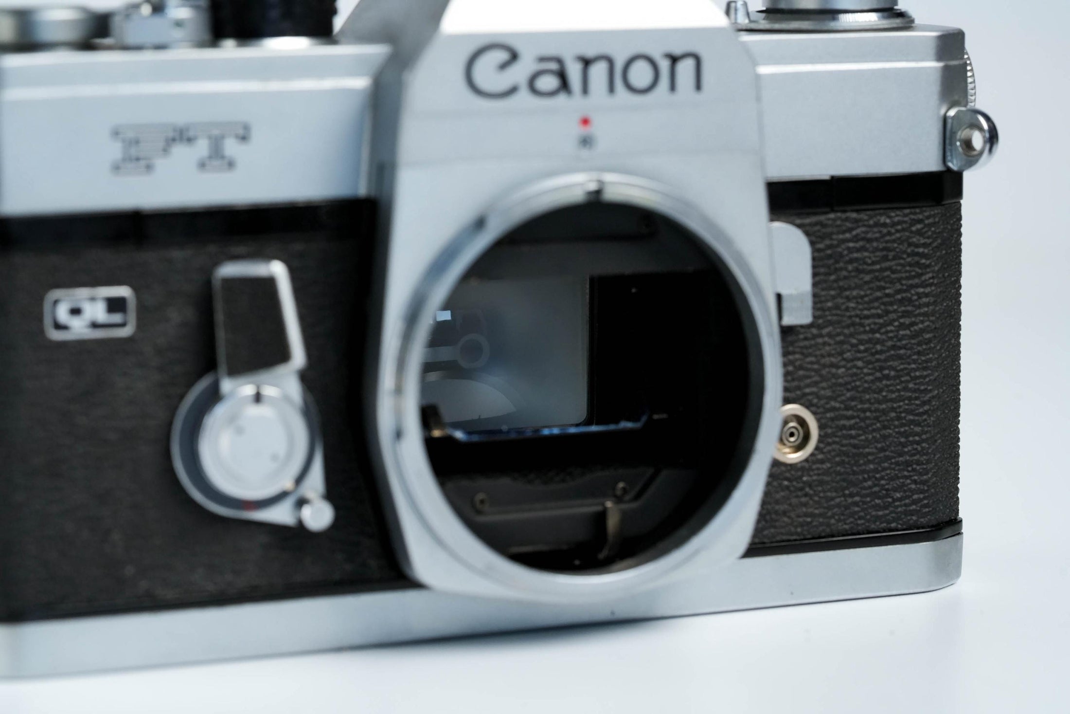 Canon FT QL + Tokina RMC 28mm f/2.8 – Volledig werkend + gratis 35mm film