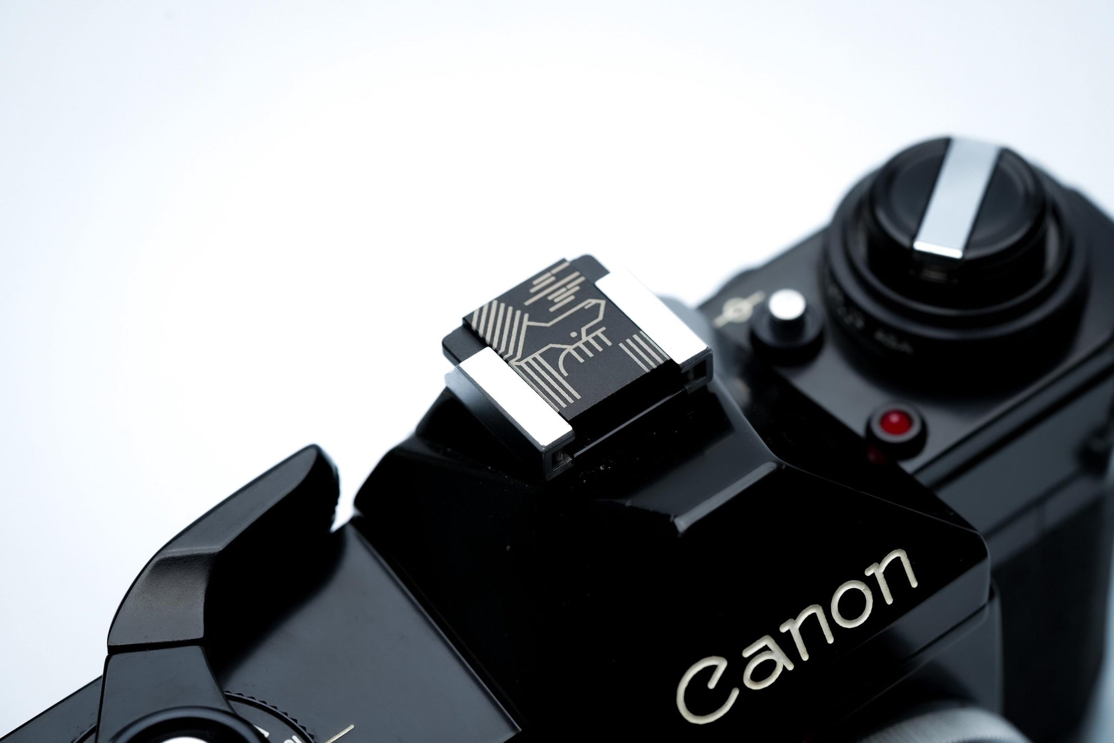 Gegraveerde eland hotshoe cover – line art design – zwart aluminium – passend op Fujifilm X100VI & vintage camera’s