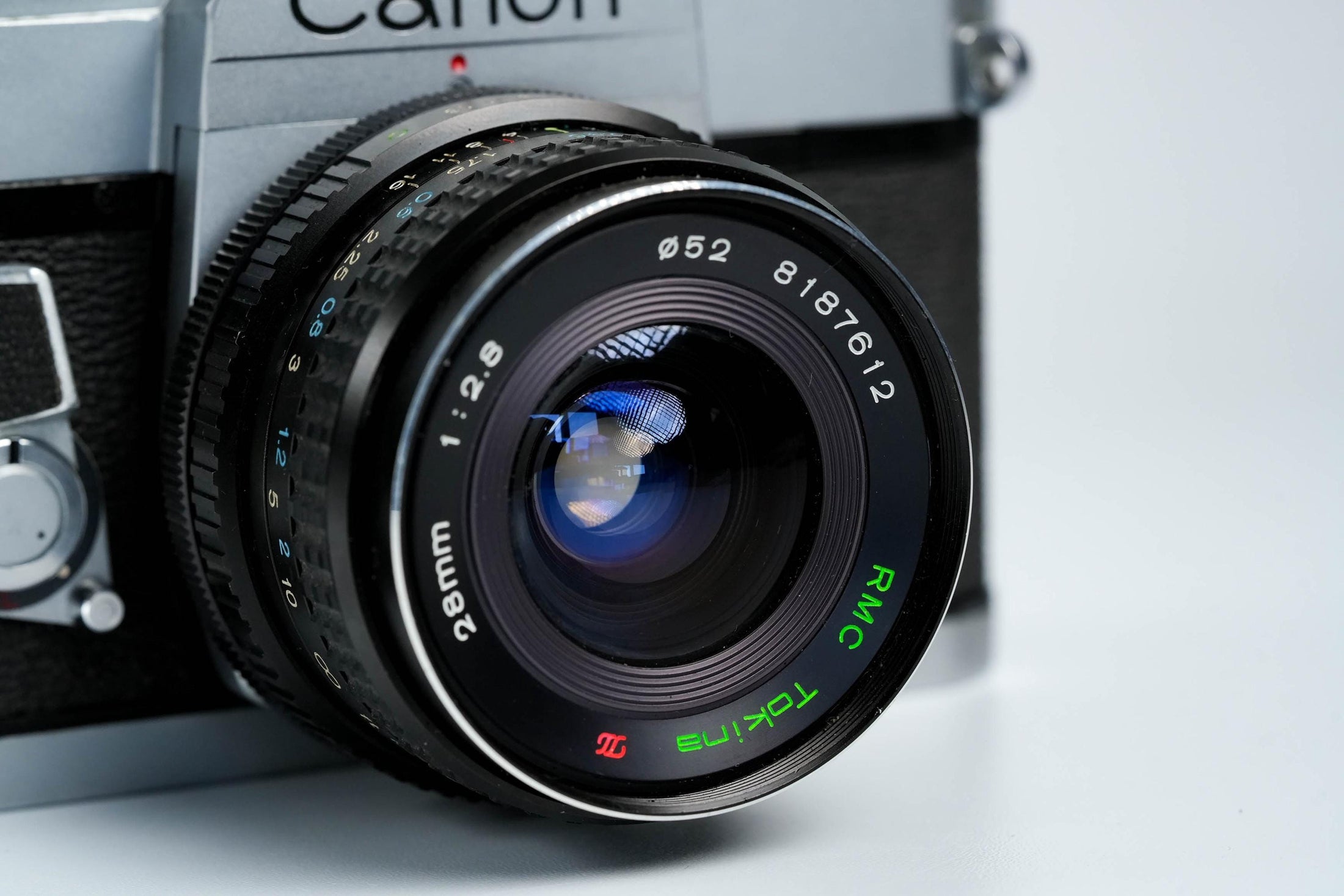 Canon FT QL + Tokina RMC 28mm f/2.8 – Volledig werkend + gratis 35mm film