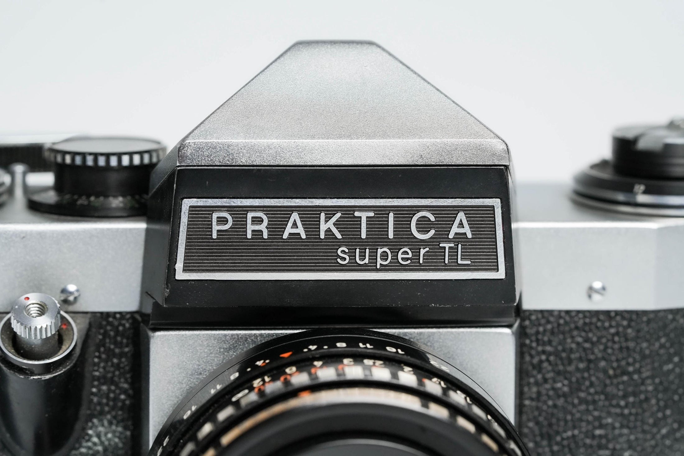 Praktica Super TL + Meyer-Optik Görlitz Domiplan 50mm f/2.8 + gratis 35mm film – Vintage SLR