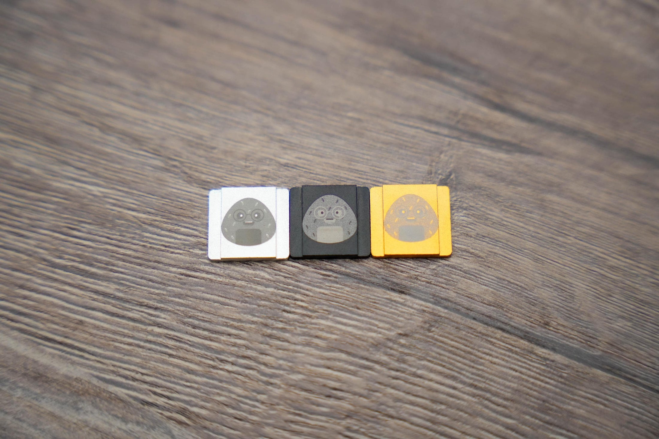 Unieke Aluminium Flitsschoen met Japanse Onigiri Gravure – Verkrijgbaar in Goud, Zilver en Zwart by Unseend