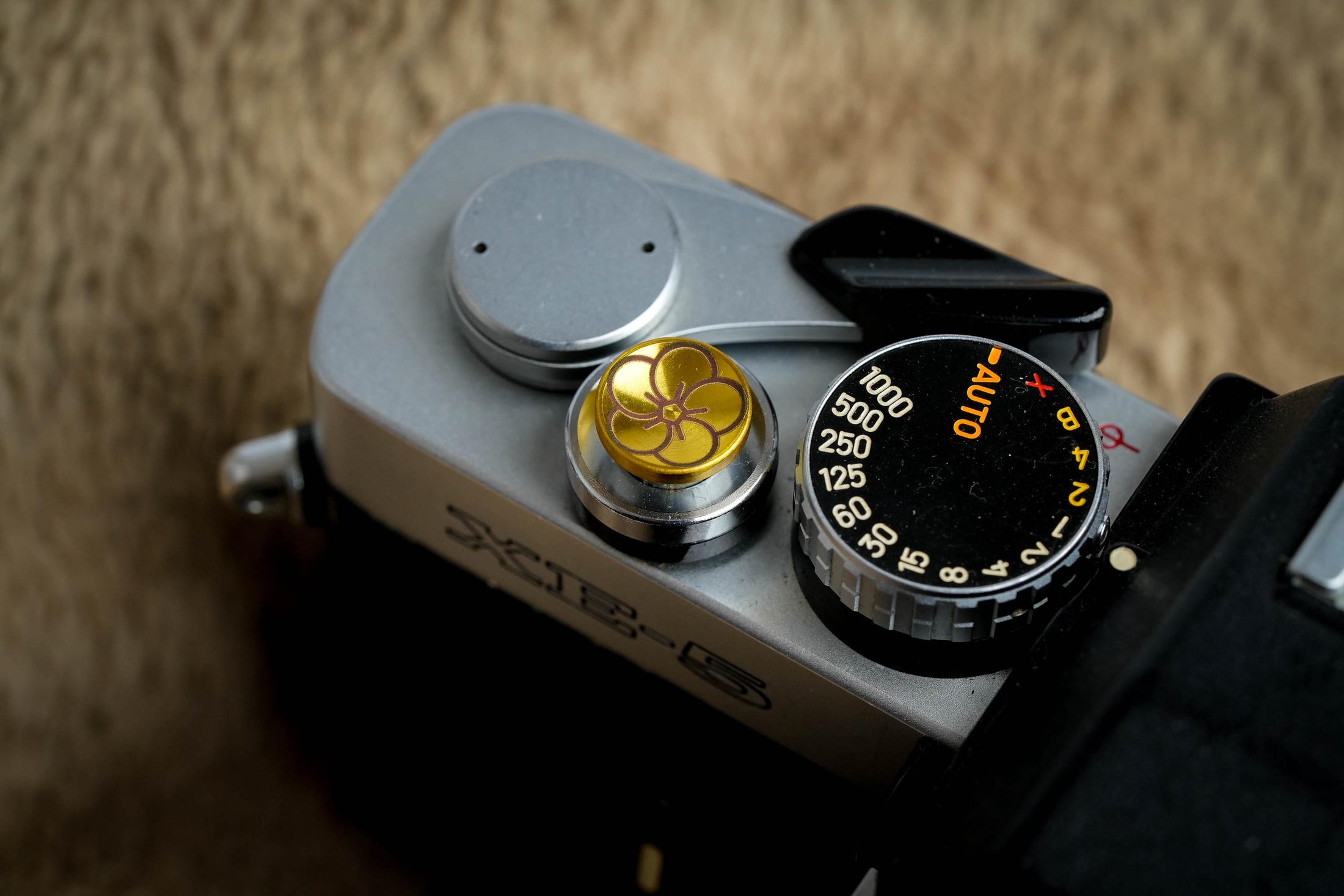 Ontspanknop met bloemgravering: Geef je camera een luxe upgrade met deze messing ontspanknop!