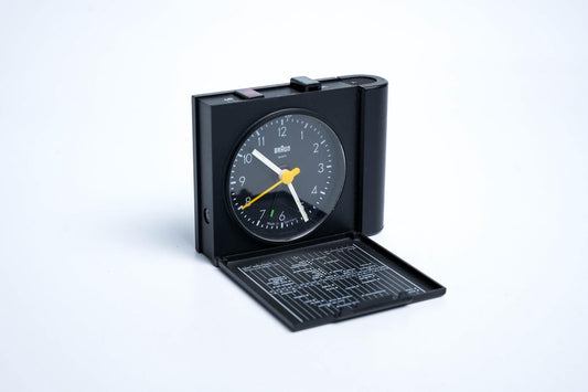 Braun 4784 / AB 313 SL – Vintage reiswekker | Dieter Rams designicoon | Goed werkend by Unseend