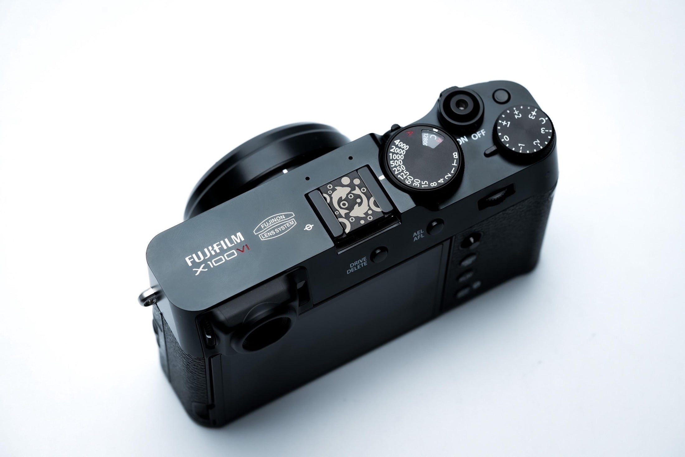 Hotshoe cover Vissen sterrenbeeld – Pisces symbool in zwart aluminium – horoscoopaccessoire voor Fujifilm X100VI, Sony, Canon by Unseend