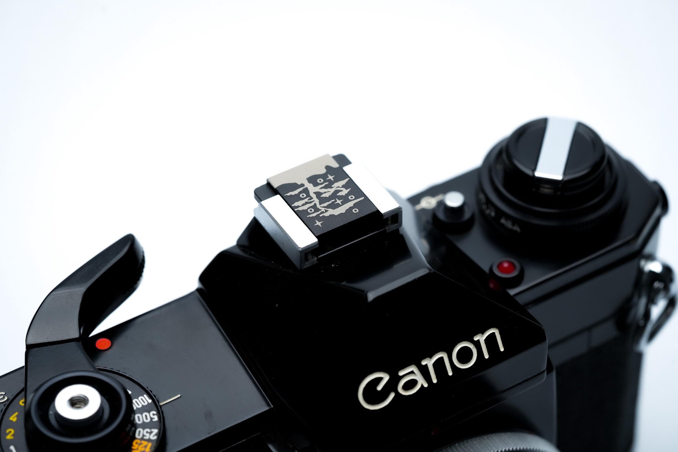 Hotshoe cover Hokusai boom nacht – gegraveerd aluminium – voor Fujifilm X100VI, Sony & meer by Unseend