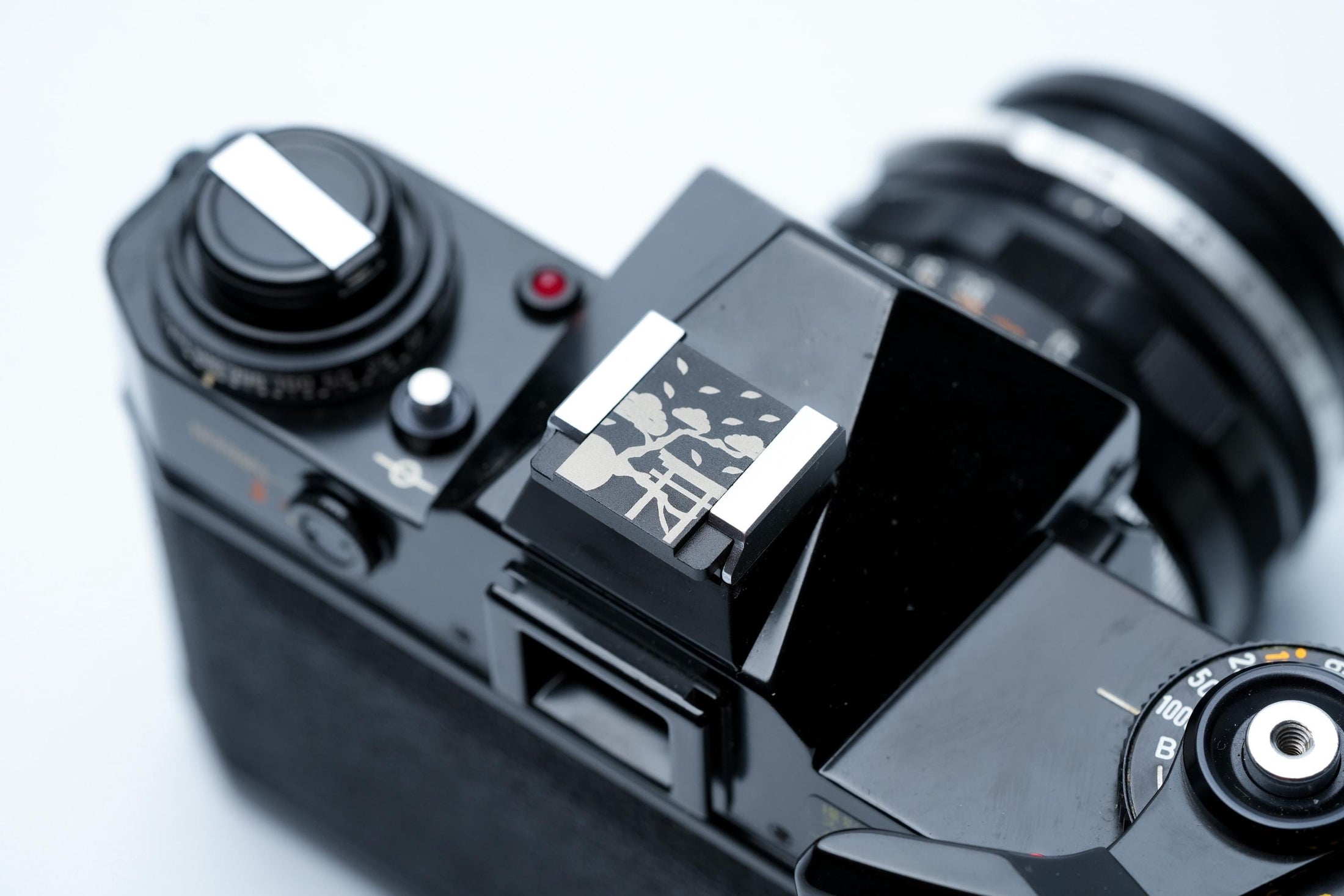 Aki no Kitsune flitsschoendeksel – Japans design – gelaserd aluminium – zwart gecoat