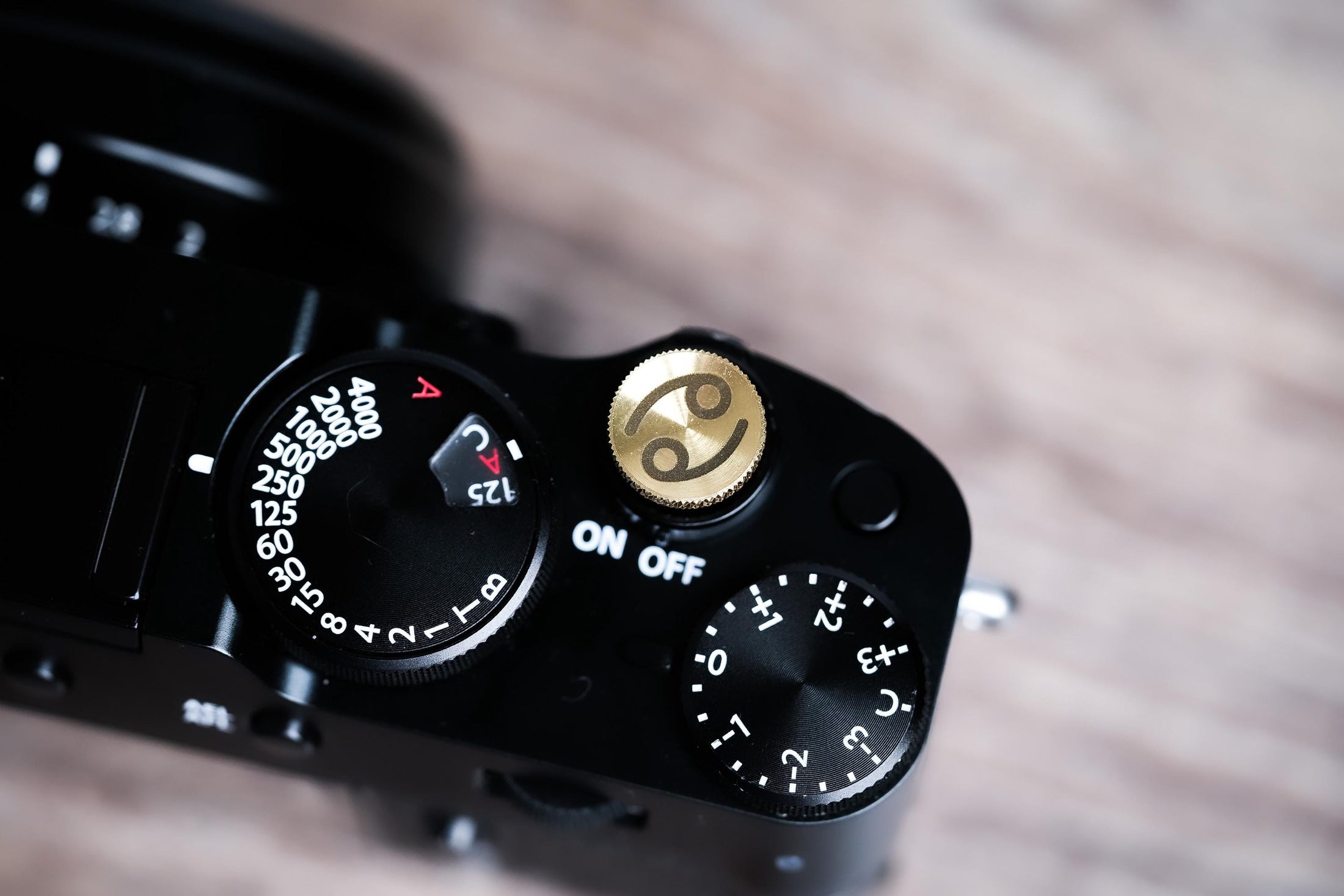 Ontspanknop sterrenbeeld Kreeft – Cancer symbool – licht messing – gelaserd & handgemaakt