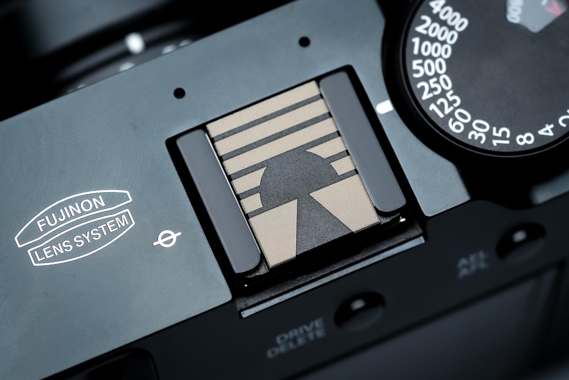 Hotshoe cover Bauhaus zonsondergang – minimalistisch horizon design – zwart aluminium flitsschoen accessoire voor Fujifilm X100VI, Sony