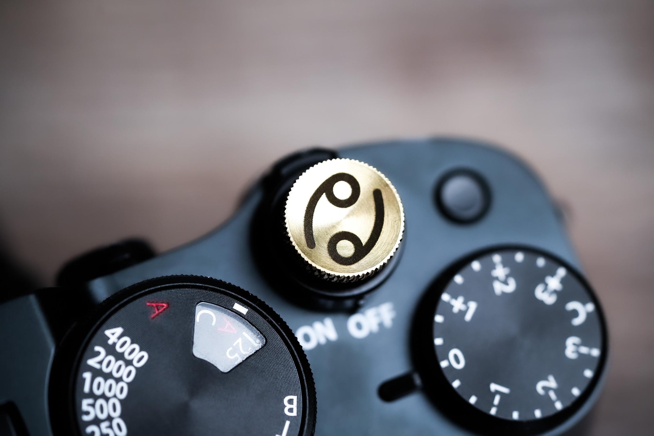 Ontspanknop sterrenbeeld Kreeft – Cancer symbool – licht messing – gelaserd & handgemaakt