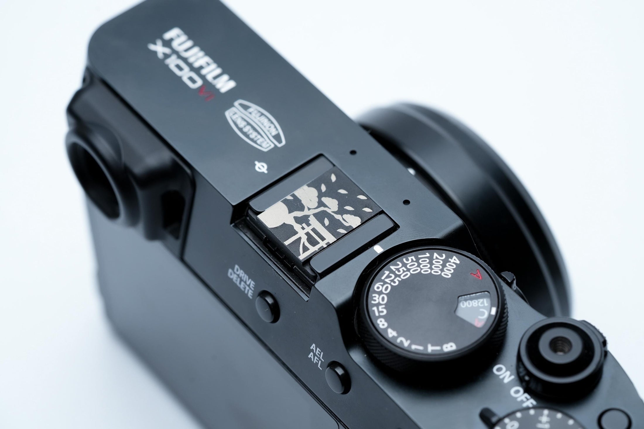 Aki no Kitsune flitsschoendeksel – Japans design – gelaserd aluminium – zwart gecoat