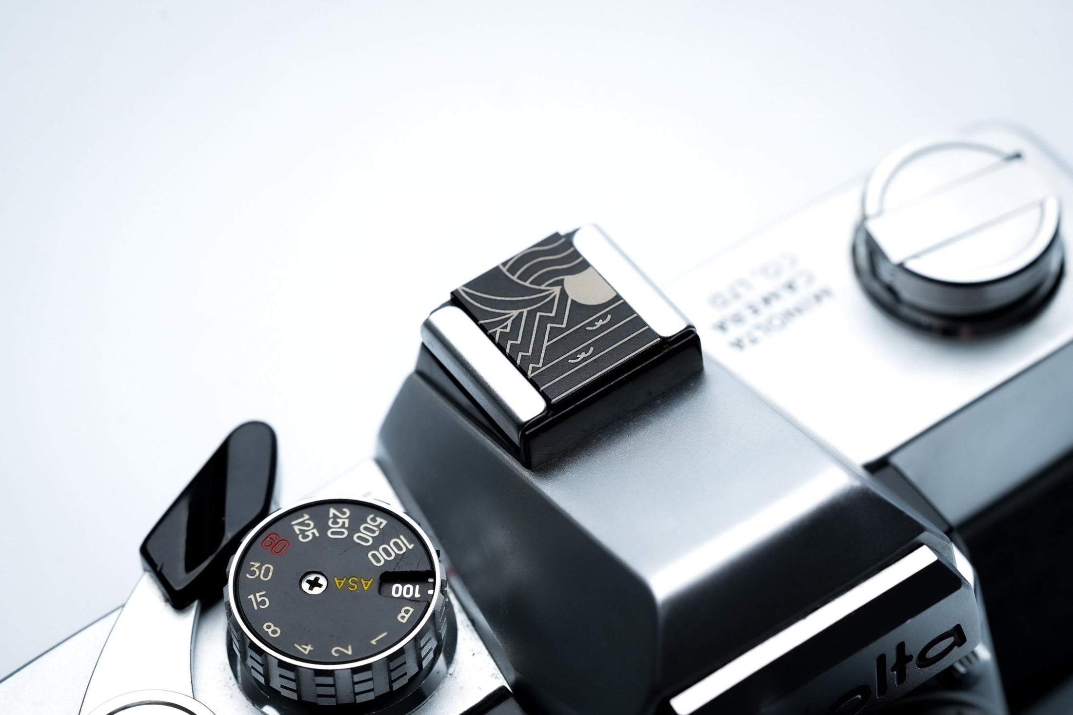 Hotshoe cover berglandschap – line art gravure in zwart aluminium – voor Fujifilm X100VI, Sony, Canon & analoge camera’s