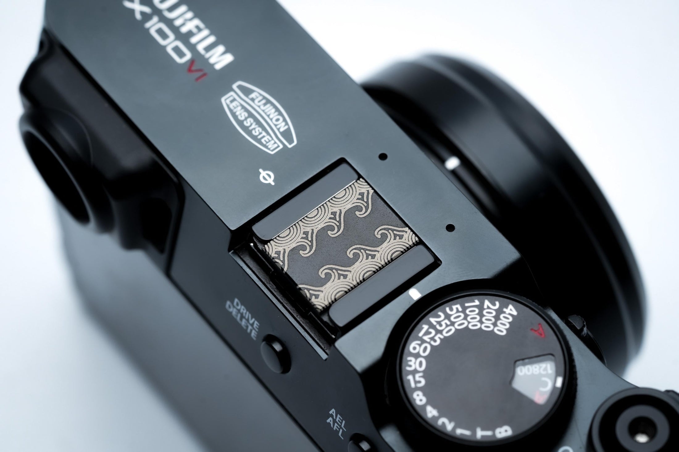 Hotshoe cover Hawaïaanse golven – Japans geïnspireerd golfpatroon gegraveerd in zwart aluminium – flitsschoen sierkap voor Fujifilm X100VI