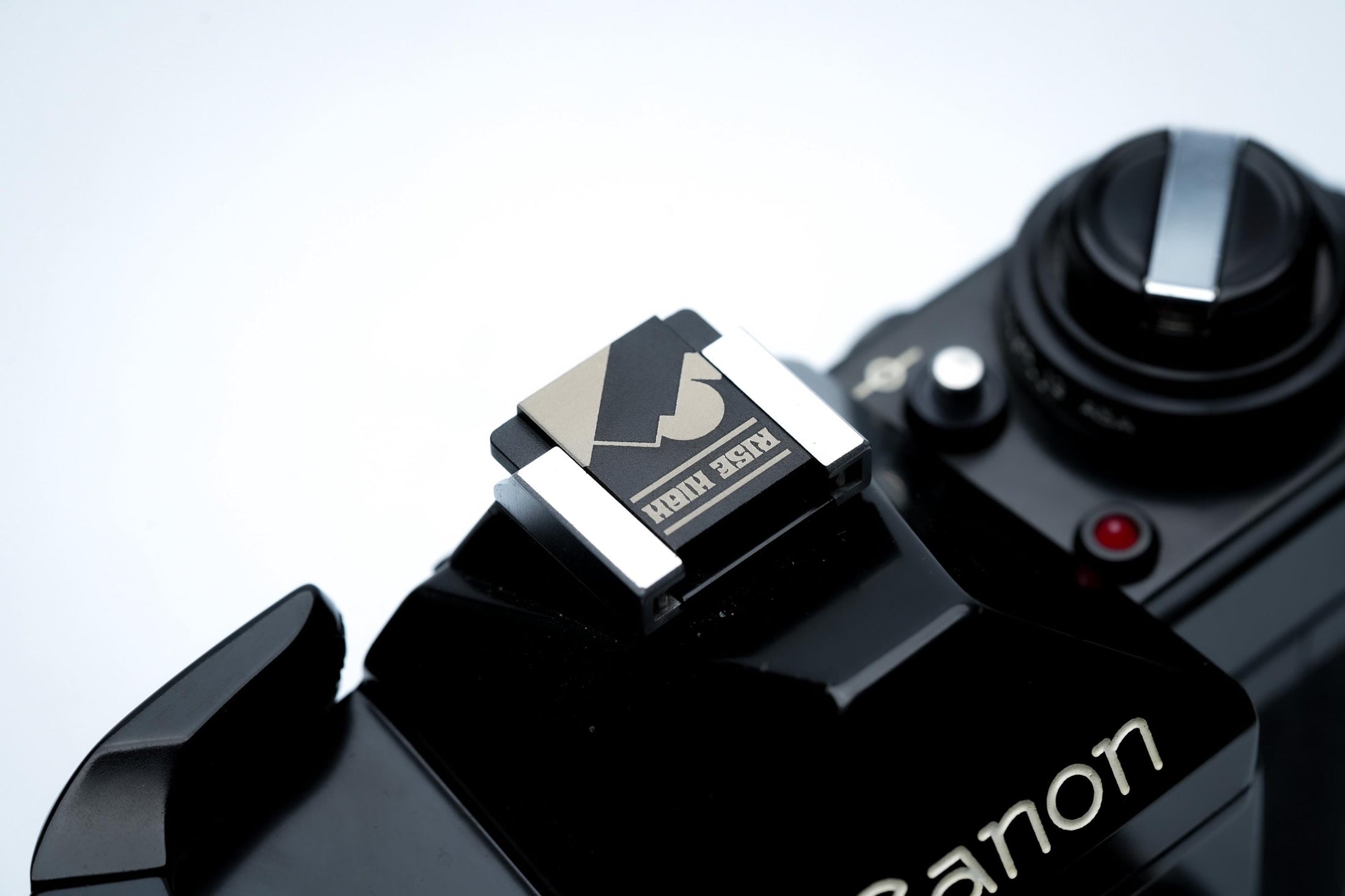 Hotshoe cover bergen & zon – "Rise High" gravure in zwart aluminium – berglandschap camera-accessoire voor Fujifilm X100VI, Sony, Nikon