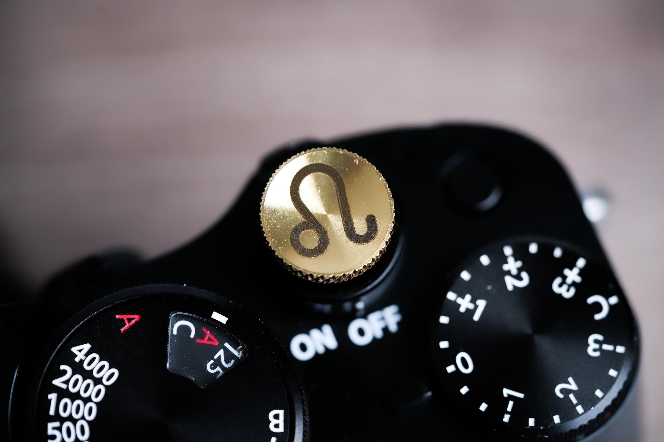 Ontspanknop sterrenbeeld Leeuw – Leo symbool – licht messing – gelaserd & handgemaakt