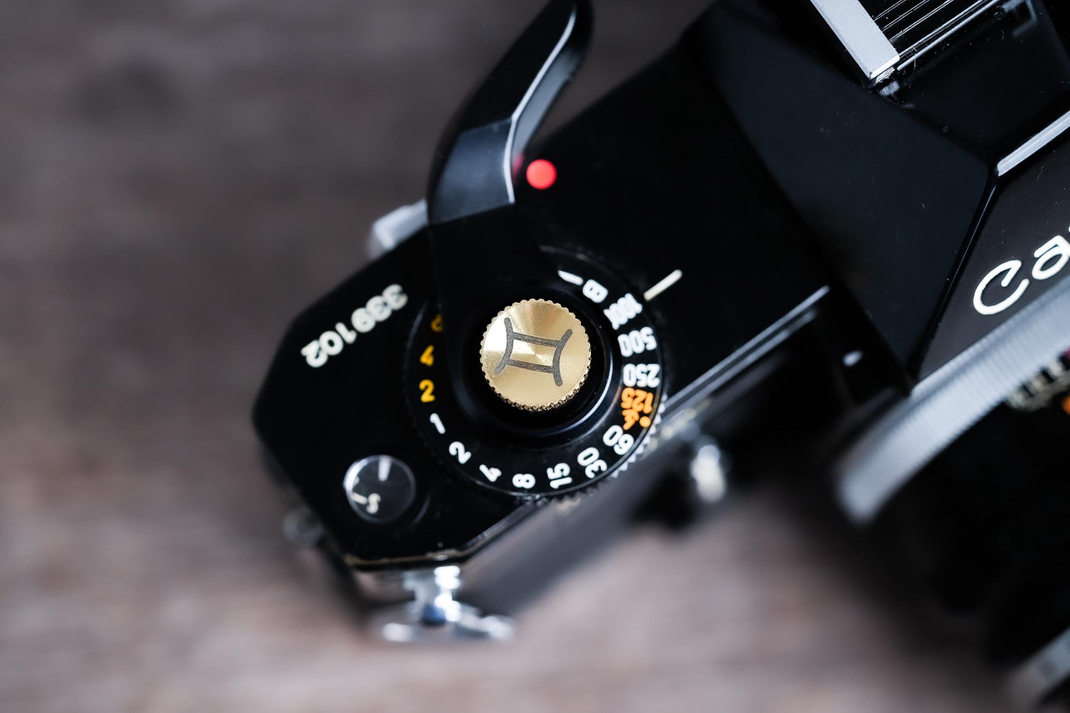 Ontspanknop sterrenbeeld Tweelingen – Gemini symbool – licht messing – gelaserd & handgemaakt