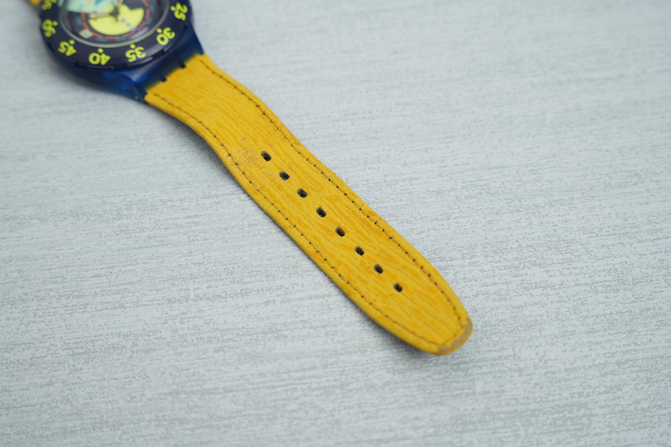 Swatch Scuba 200 "Divine" SDN102 – Vintage Duikhorloge 1990 met Gele Leren Band