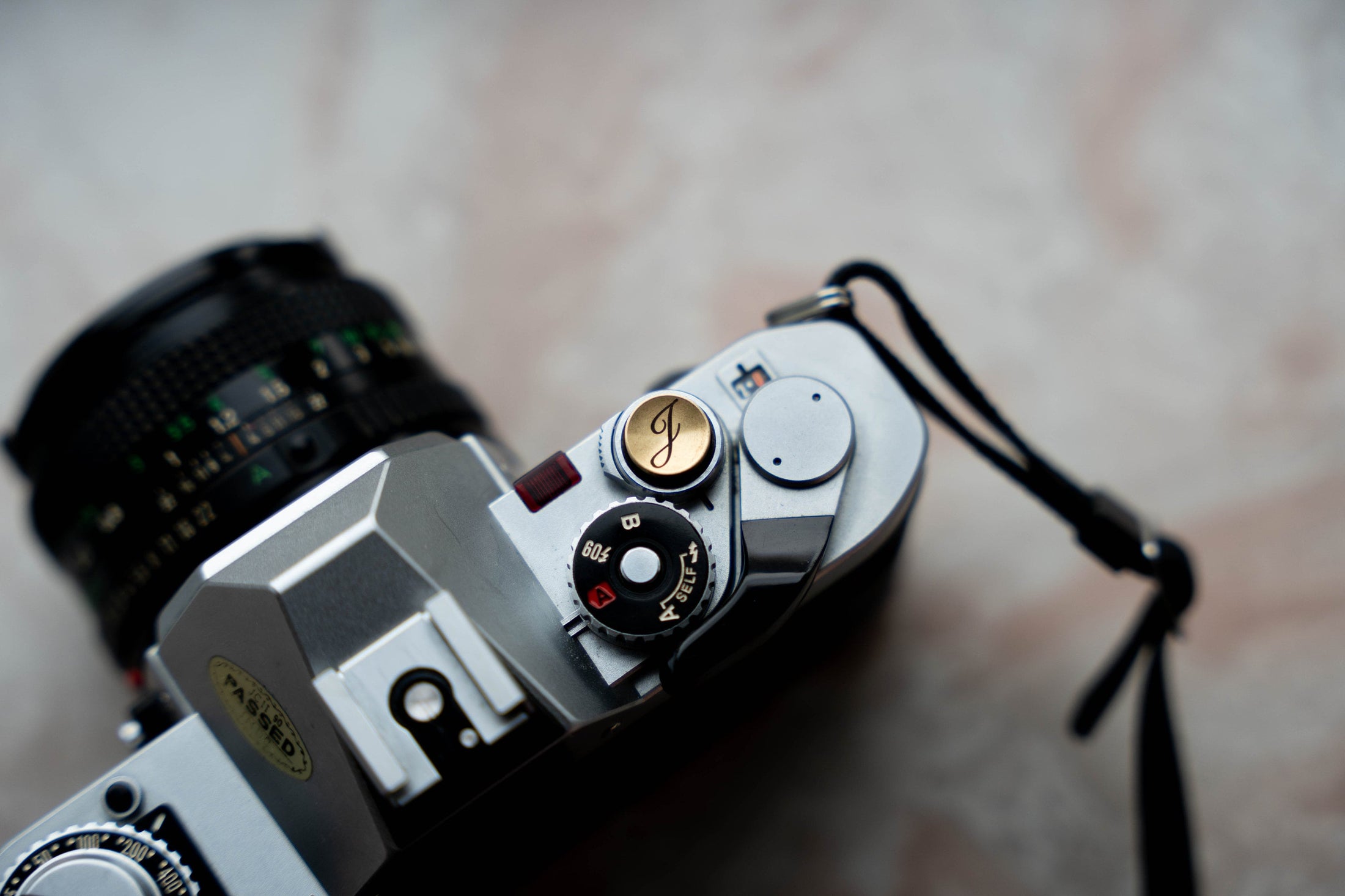 Gegraveerde shutter button - Unseend